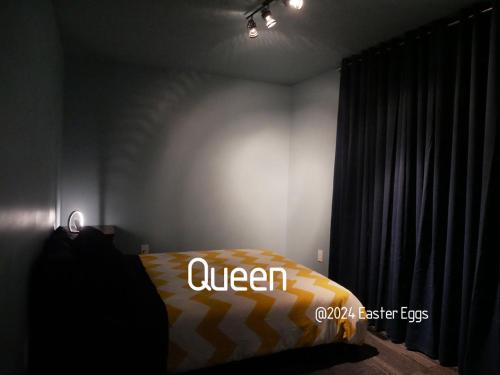 罗切斯特Easter Eggs duplex的一间卧室,配有一张写有“大号”字样的床