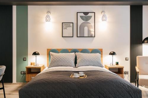 华沙ORSO Rooms & Apartments - LoftAffair Collection的一间卧室配有一张蓝色床头板的床