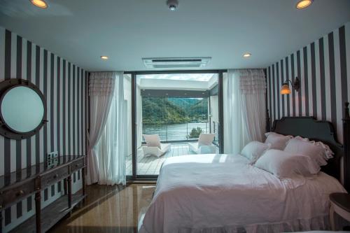 加平SS Resort的一间带大床的卧室和一个阳台