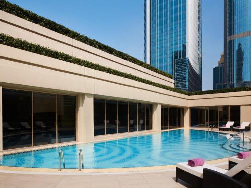 上海上海波特曼丽思卡尔顿酒店的一座高楼建筑中的大型游泳池