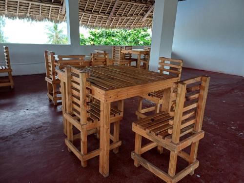 南威Jodari Hotel Nungwi的一张木桌和椅子