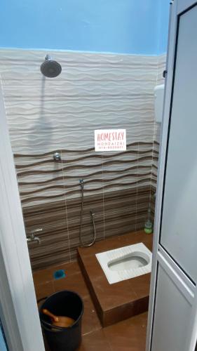 丹那美拉Homestay Mohd Aizri Bukit Gading的浴室设有卫生间,墙上有标志