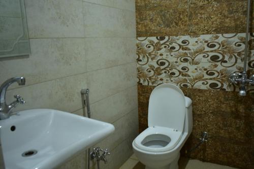 伊斯兰堡The City Lodge的一间带卫生间和水槽的浴室
