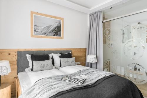 扎科帕内11别墅民俗设计住宿加早餐旅馆的一间卧室设有一张床和玻璃墙