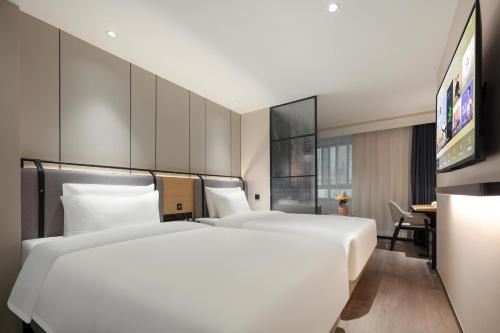 上海上海徐家汇万体馆亚朵X酒店的酒店客房配有两张床和一张书桌