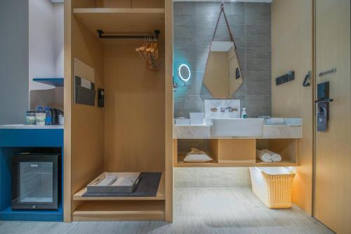 广州广州三元里亚朵酒店的一间带水槽和镜子的浴室