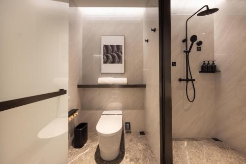 深圳深圳罗湖水贝亚朵S酒店的一间带卫生间和淋浴的浴室