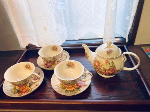 名古屋三木屋Mikiya 名古屋駅徒步600m 独栋别墅 3卧室5床2浴室2卫生间的盘子上放着三杯茶杯和酱油