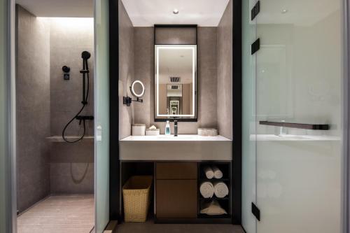 惠州惠州惠阳新都会亚朵酒店的一间带水槽和镜子的浴室