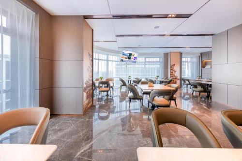 大兴北京大兴国际机场亚朵S酒店的大堂设有带桌椅的用餐区。
