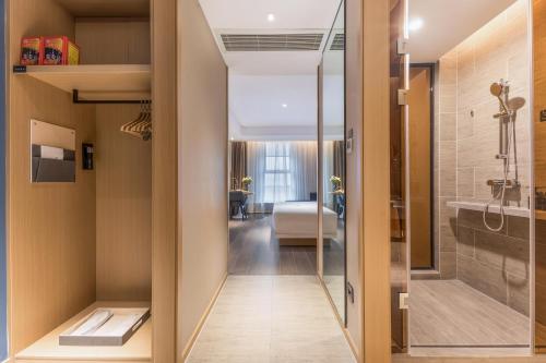 杭州杭州之江大桥亚朵酒店的走廊通往带浴室的客房