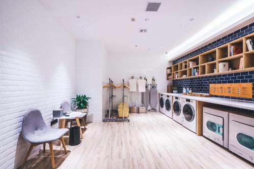 杭州杭州滨江奥体亚朵S酒店的洗衣房配有洗衣机和烘干机