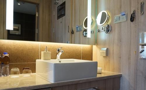西安西安小寨石油大学亚朵酒店的浴室设有白色水槽和镜子