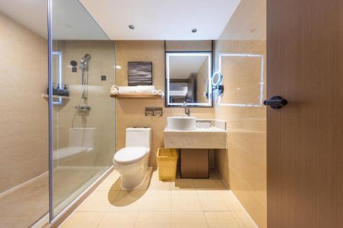 深圳深圳罗湖笋岗宝能中心亚朵X酒店的浴室配有卫生间、盥洗盆和淋浴。