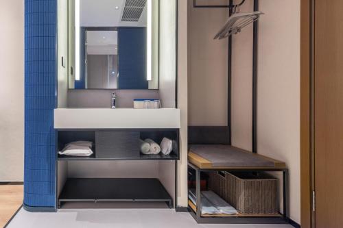 广州广州琶洲会展广州塔地铁站轻居酒店的一间带水槽和镜子的浴室