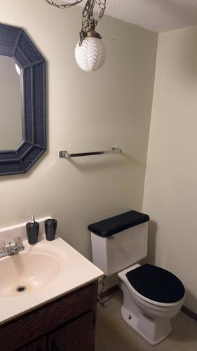 尚佩恩CCS LLC的浴室设有卫生间、水槽和镜子