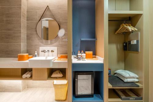 萧山杭州钱江世纪城国际博览中心亚朵酒店的一间带水槽和镜子的浴室