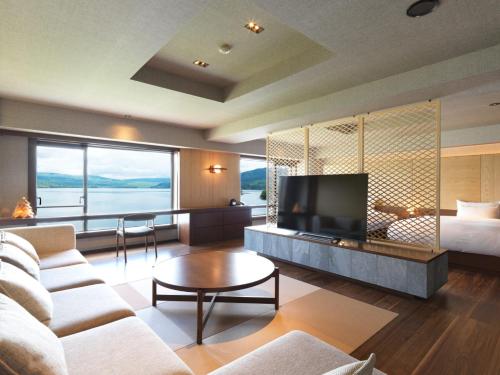 阿寒湖畔阿寒遊久之里鹤雅的带沙发和电视的客厅