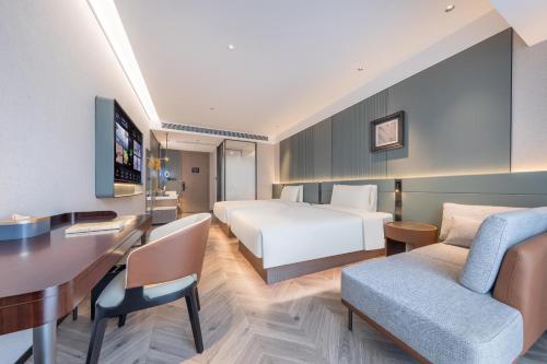 深圳深圳罗湖水贝亚朵S酒店的配有一张床和一张书桌的酒店客房