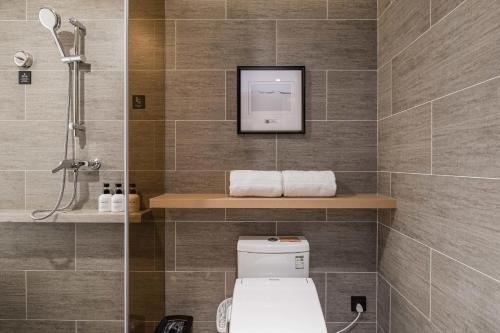 杭州杭州西湖武林广场建国北路亚朵酒店的带淋浴和卫生间的浴室。