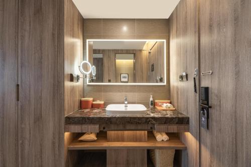 西安西安大明宫亚朵酒店的一间带水槽和镜子的浴室