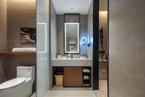 佛山佛山禅城张槎亚朵酒店的一间带水槽、卫生间和镜子的浴室