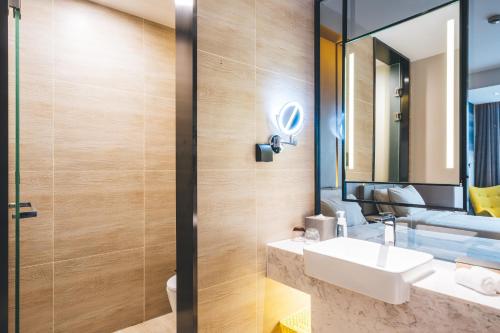 杭州杭州滨江奥体亚朵S酒店的一间带水槽和镜子的浴室