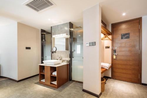 昆明昆明文化宫人民东路亚朵X酒店的一间带水槽和淋浴的浴室