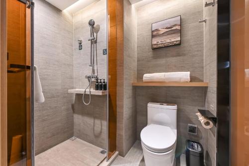 北京北京鼓楼亚朵酒店的一间带卫生间和淋浴的小浴室