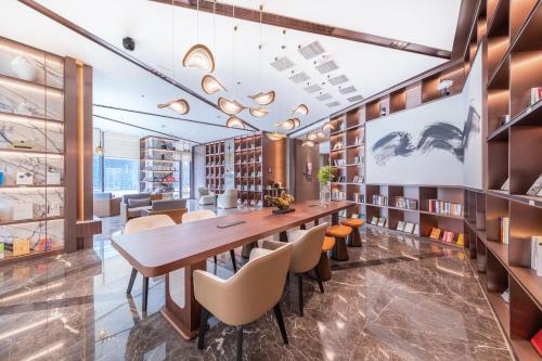 大兴北京大兴国际机场亚朵S酒店的一间带长桌和椅子的用餐室