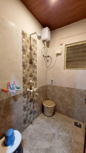 甘帕普拉Vighnaharta Homestay的带淋浴和卫生间的浴室。