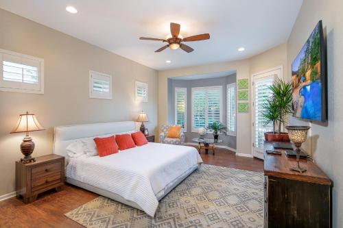 凤凰城Phoenix Vacation Rentals的一间卧室配有一张床和吊扇