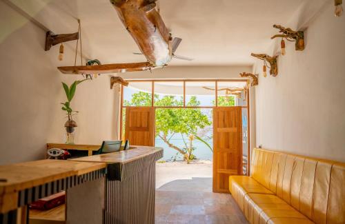 希曼杜岛Manta Sea View Himandhoo的客厅配有沙发和桌子