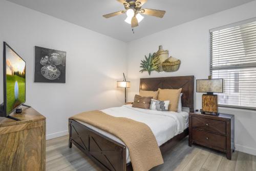 斯科茨Scottsdale Vacation Rentals的一间卧室配有一张床和吊扇