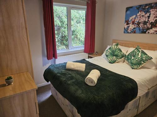 BurnistonApplegrove Country Park, Scarborough with Private Hot Tubs的一间卧室配有一张床,上面有两条毛巾