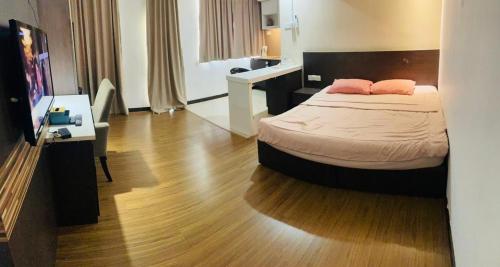 哥打巴鲁哥打巴鲁市点留宿公寓的一间卧室配有一张带两个粉红色枕头的床