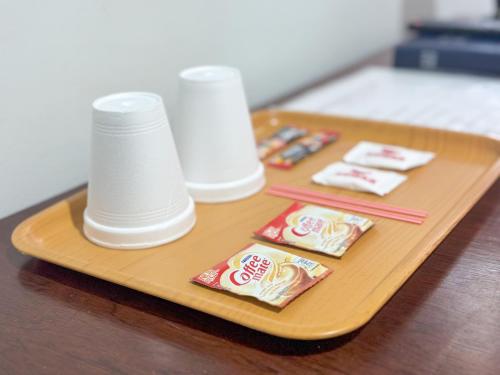 宿务Gplace Hotel的桌上装有筷子和食物包的托盘