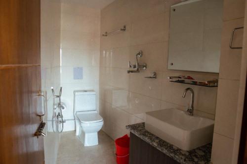 加德满都Kusum Airport Hotel的浴室配有白色卫生间和盥洗盆。
