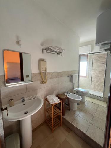 布林迪西阿普罗多酒店的一间带水槽和卫生间的浴室