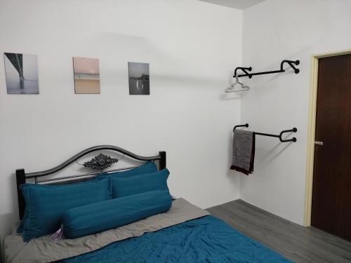 大港AZK HOMESTAY的卧室配有一张床,墙上挂着两盏灯