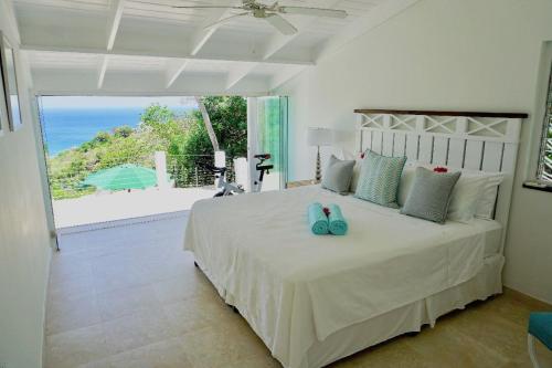 Cap EstateLovely 3 BR Ocean View Villa的一间卧室设有一张床,享有海景