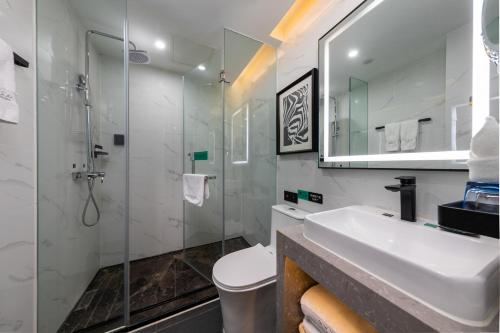 广州希岸酒店(广州江南西地铁站广百新一城店)的一间带水槽、淋浴和卫生间的浴室