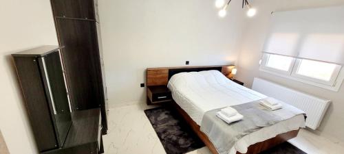 弗洛里纳Casa Montagna的一间小卧室,配有床和窗户
