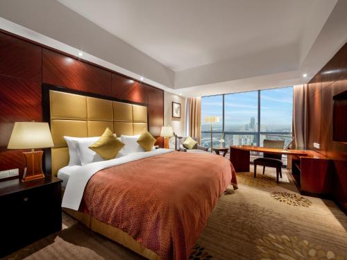 松江上海松江开元名都大酒店的酒店客房设有一张大床和一张书桌。