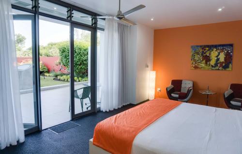 圣卢西亚Serene-estate Boutique Guesthouse的一间卧室设有一张床和一个大窗户