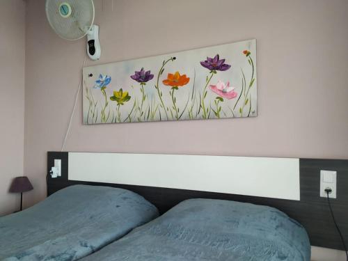 萨洛Apartsalou Lea的床上墙上的花画