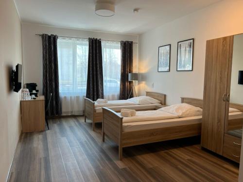 汉诺威Avento Hotel Hannover的一间卧室设有两张床和窗户。