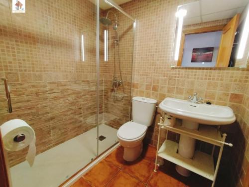 加鲁查El Mirador de Garrucha的浴室配有卫生间、盥洗盆和淋浴。