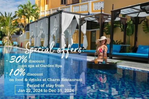 会安La Charm Hoi An Hotel & Spa的女宾坐在游泳池里的度假村的传单