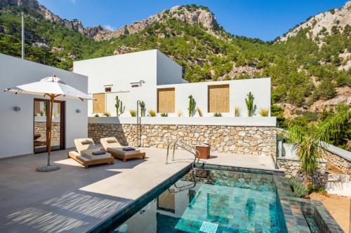 Kyra PanagiaMerTelia Luxury Villas的一座别墅,设有游泳池和山脉